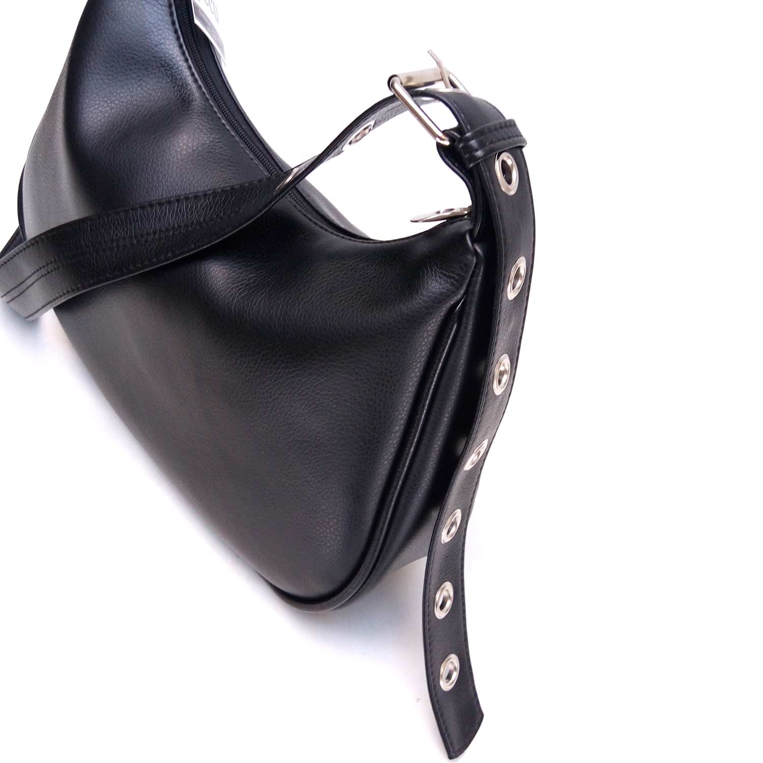 Detalle de Cartera Bandolera Cuero Vegano Correa Ojalillos | Negro