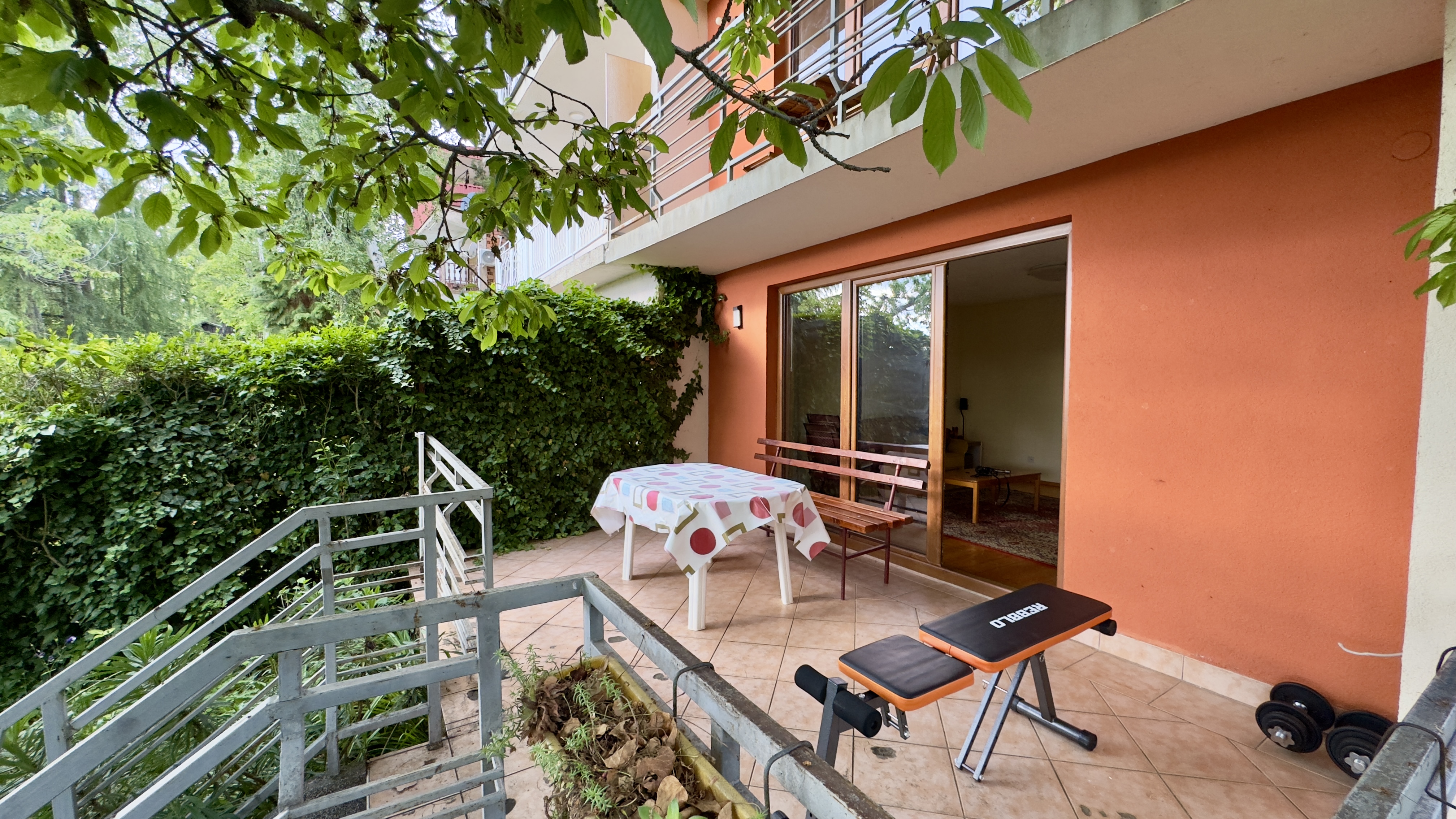 Ground Floor Lakeview Apartment - Terrace