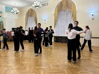 Для школьников Воскресенска прошёл мастер-класс по выпускному вальсу в рамках программы «Пушкинская карта»