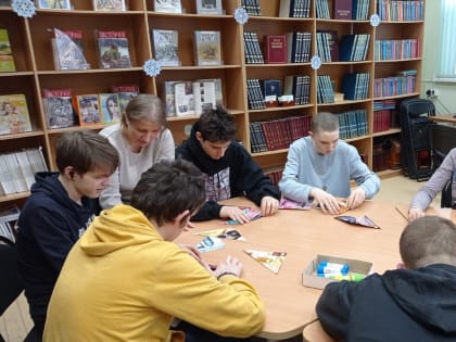 Юные тучковцы делали змею из старых журналов