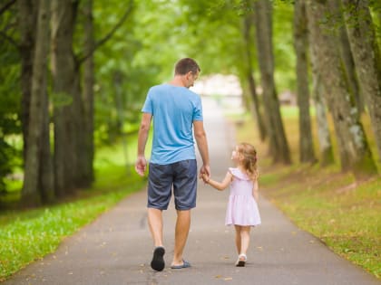 Психолог рассказала, сколько нужно гулять с ребенком