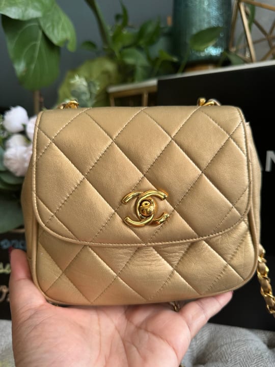 Chanel Vintage Leather Handbag in beautiful shade of Gold
