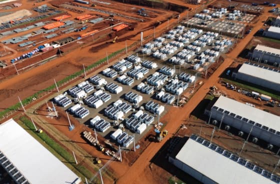 Mapa de Sudamérica con nodos de conexión representando la minería de Bitcoin en Paraguay y Brasil.