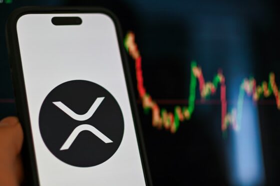 Gráfico financiero mostrando el crecimiento de la inversión en XRP, con barras ascendentes y símbolos de criptomoneda.