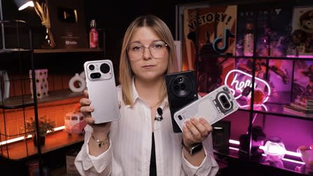 Nothing Phone (4a) Pro con su distintiva trasera Glyph Matrix iluminada en un entorno urbano nocturno.