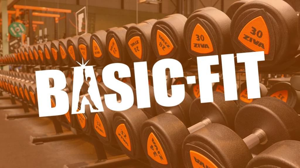 Imagen conceptual de ciberseguridad, con elementos de código binario y un escudo protector sobre un fondo oscuro.