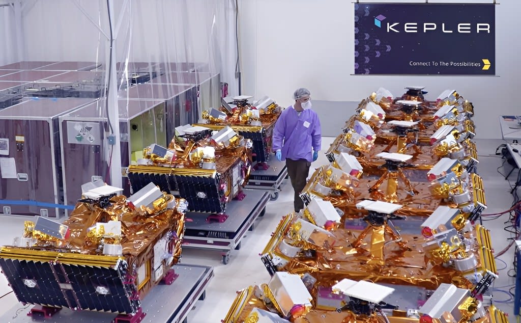 Representación artística de satélites interconectados en órbita terrestre, simbolizando un clúster de computación.