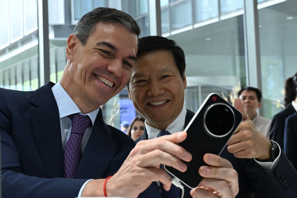 Representación abstracta de gráficos de importación y exportación con la silueta de España y China conectadas por líneas de comercio.