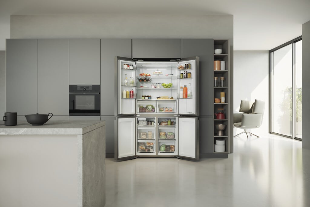 Un moderno frigorífico Haier con dispensador de agua y hielo, mostrando su diseño elegante y tecnología avanzada.