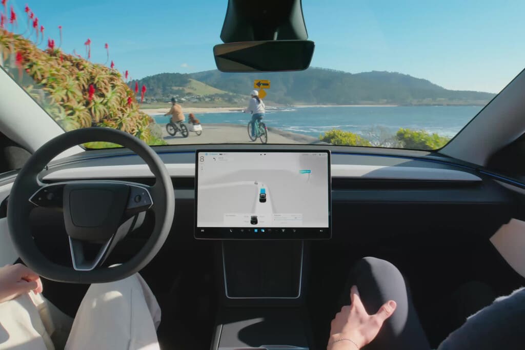 Elon Musk supervisando un robotaxis Tesla en un entorno urbano futurista