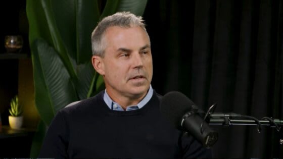 Gráfico ascendente simbolizando el aumento de flujos de capital en ETFs de Bitcoin.