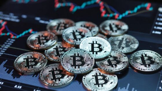 Gráfico de precios de Bitcoin con velas japonesas ascendentes, superponiendo un gráfico de actividad de futuros, con un fondo tecnológico abstracto.