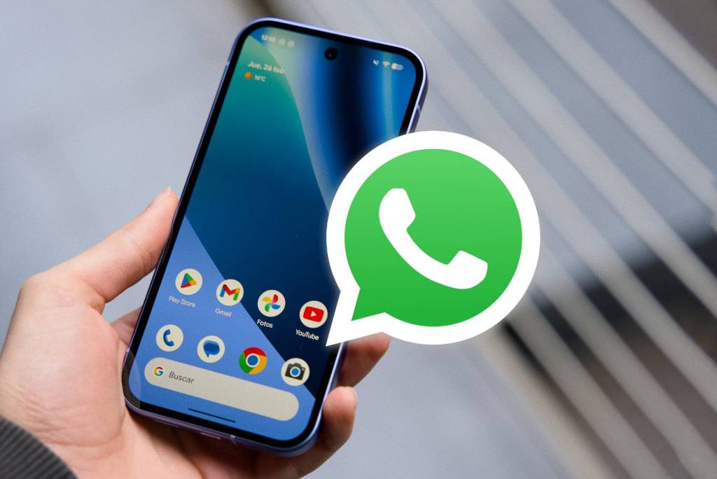 Un smartphone mostrando la interfaz de WhatsApp con un aviso de incompatibilidad.