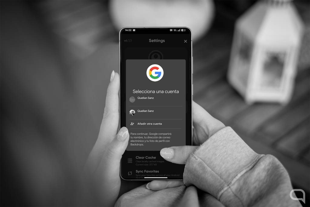 Una persona pensativa mirando varias pantallas de ordenador con el logo de Google visible.