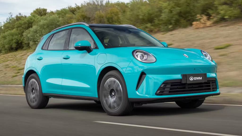 GWM Ora 5 SUV eléctrico chino estacionado en un entorno urbano moderno