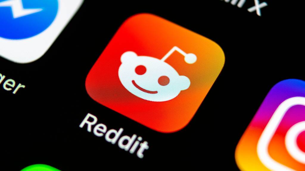 Captura de pantalla de un teléfono móvil mostrando la interfaz de Reddit con un mensaje de redirección a la descarga de la app.