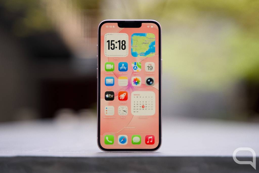 Un icono estilizado de un mensaje seguro que conecta un iPhone y un teléfono Android, representando la comunicación cifrada entre plataformas.
