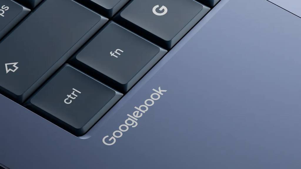 Concepto de un portátil Googlebook moderno mostrando una interfaz unificada de Android y Chrome OS con elementos de IA integrados.