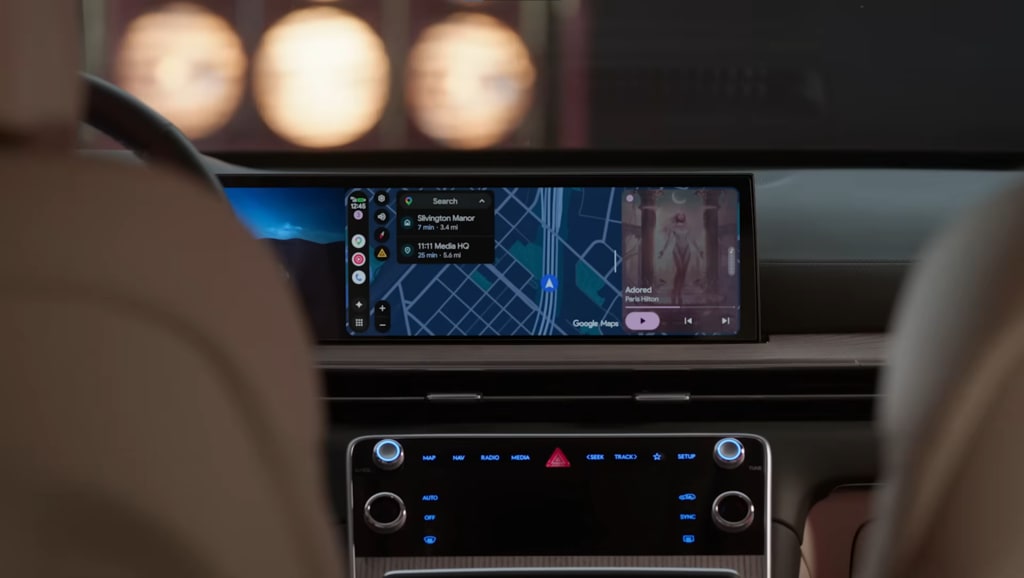 Interfaz moderna y adaptable de Android Auto en una pantalla de coche futurista