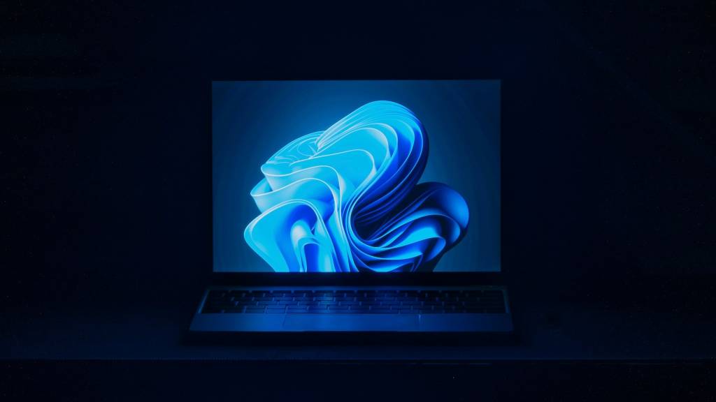 Captura de pantalla abstracta y limpia de la interfaz de Windows 11 con elementos de IA superpuestos.