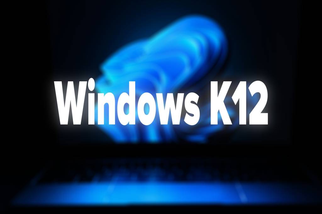 Laptop con interfaz de Windows 11 mostrando líneas de código y gráficos de optimización
