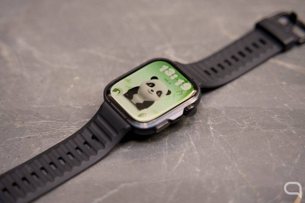 Un smartwatch moderno en una muñeca, mostrando su pantalla brillante con datos de actividad física y notificaciones.