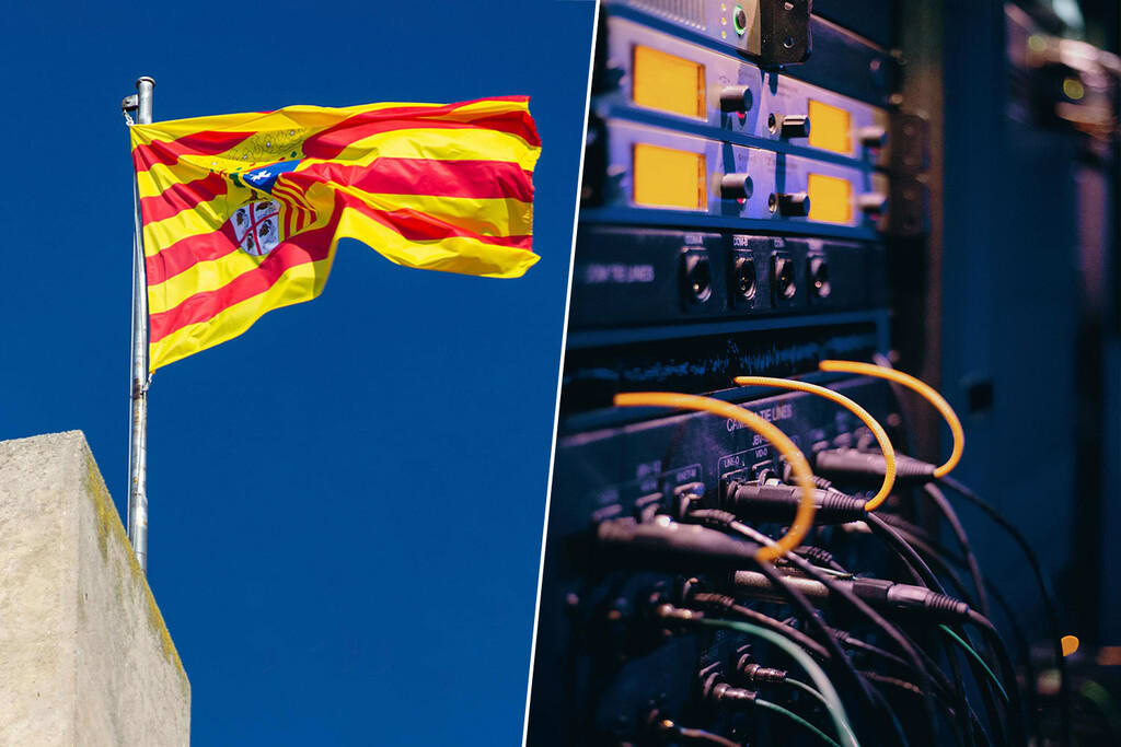 Un moderno centro de datos con luces LED azules y servidores organizados.