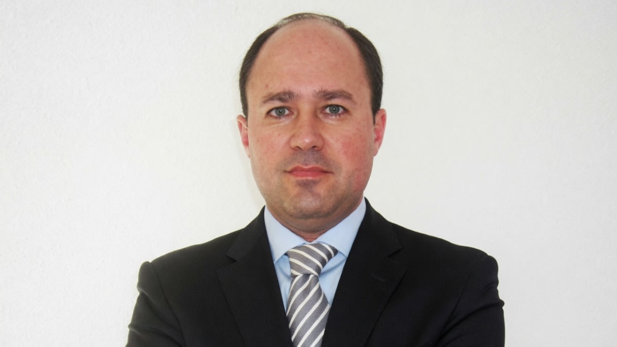 Representación abstracta de nodos de red interconectados y símbolos de moneda digital, con un matiz de intrincados diagramas fiscales en el fondo.