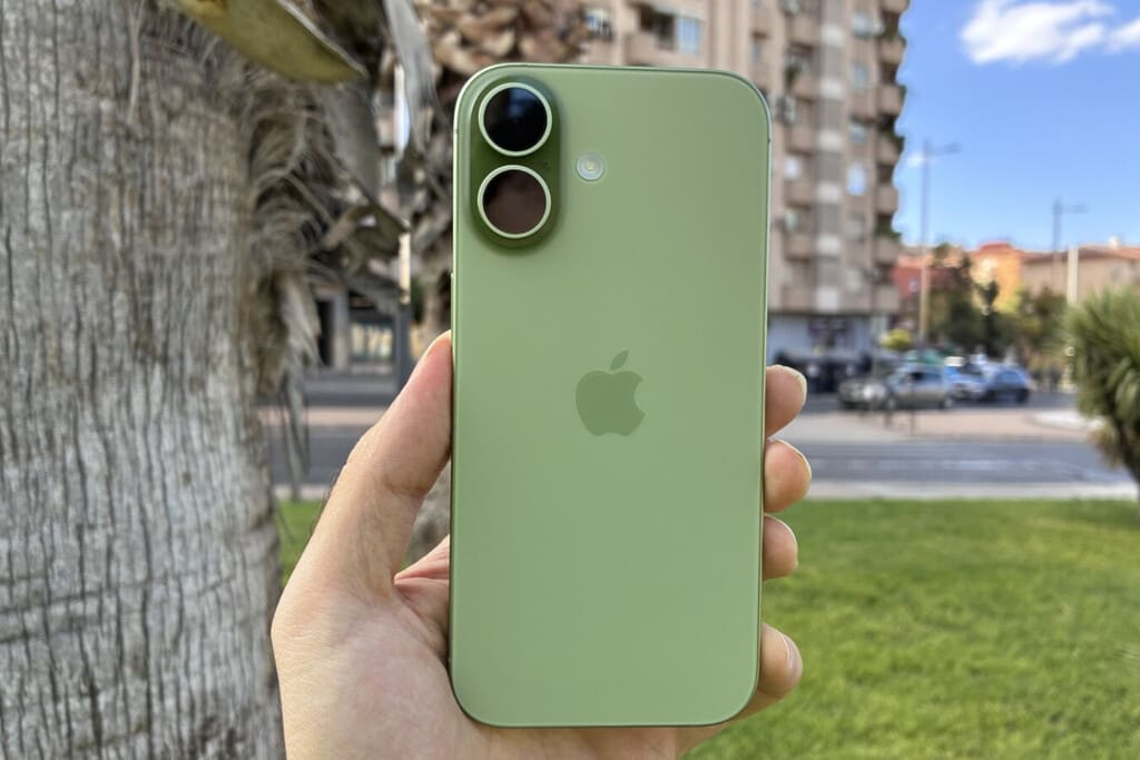 iPhone 17 en color azul sobre un fondo liso y moderno, con luces suaves que resaltan su diseño.