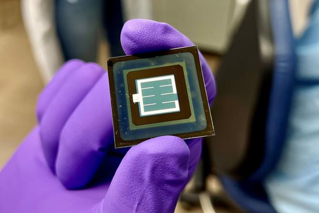 Representación artística de células solares de perovskita con capa de silicio, destacando su estructura microscópica y alta eficiencia.