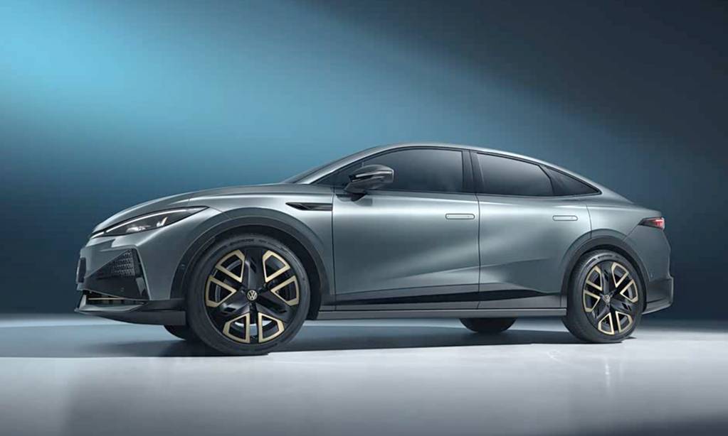 Volkswagen ID. Unyx 07, un nuevo coche eléctrico en un entorno urbano moderno.