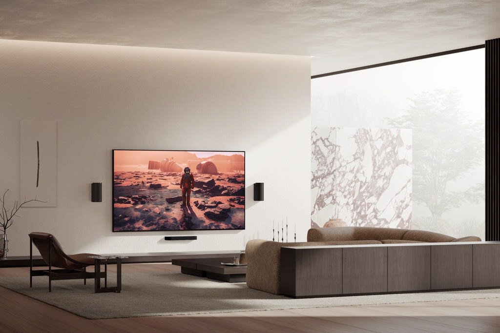 Televisor Sony Bravia 9 II con pantalla brillante mostrando colores vibrantes y negros profundos, con un sutil brillo RGB en el borde de la pantalla.