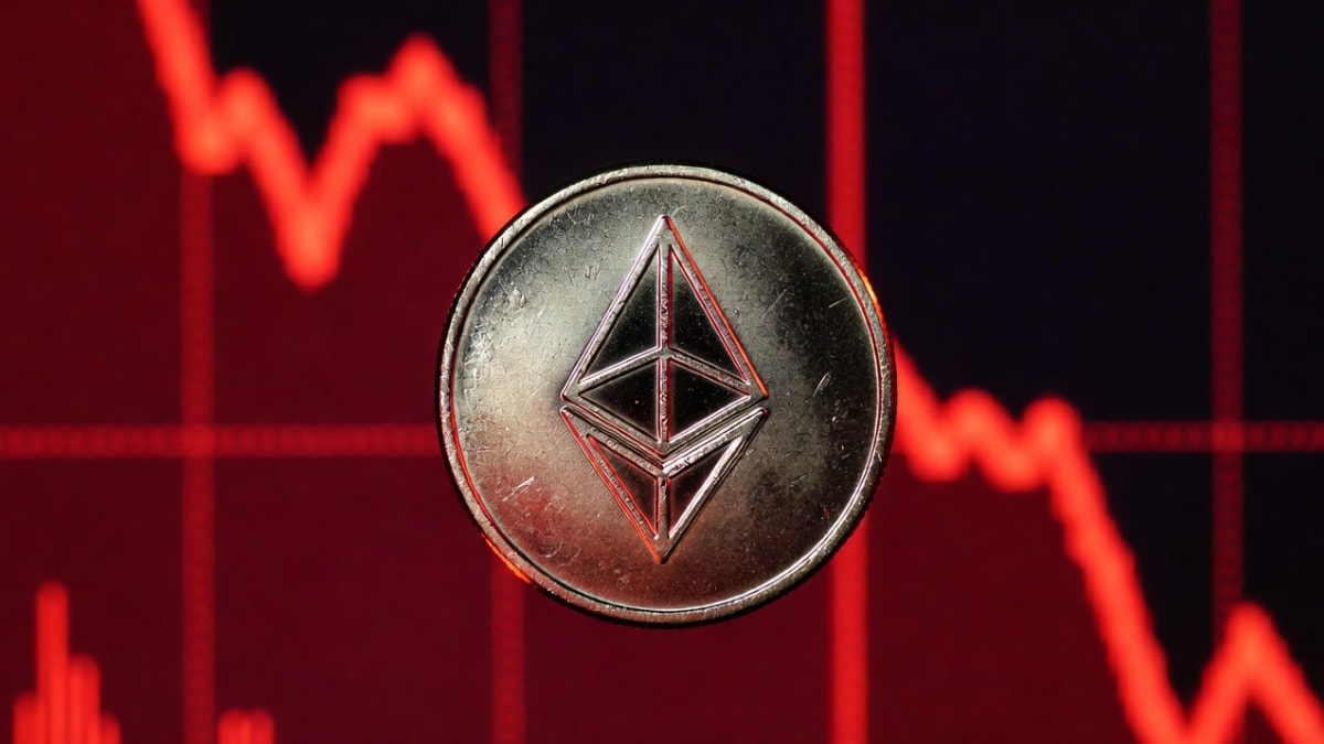 Gráfico de precios de Ethereum cayendo por debajo de $2,000 en un fondo abstracto de tecnología financiera con tonos oscuros y luces de neón, simbolizando la volatilidad y el miedo del mercado.