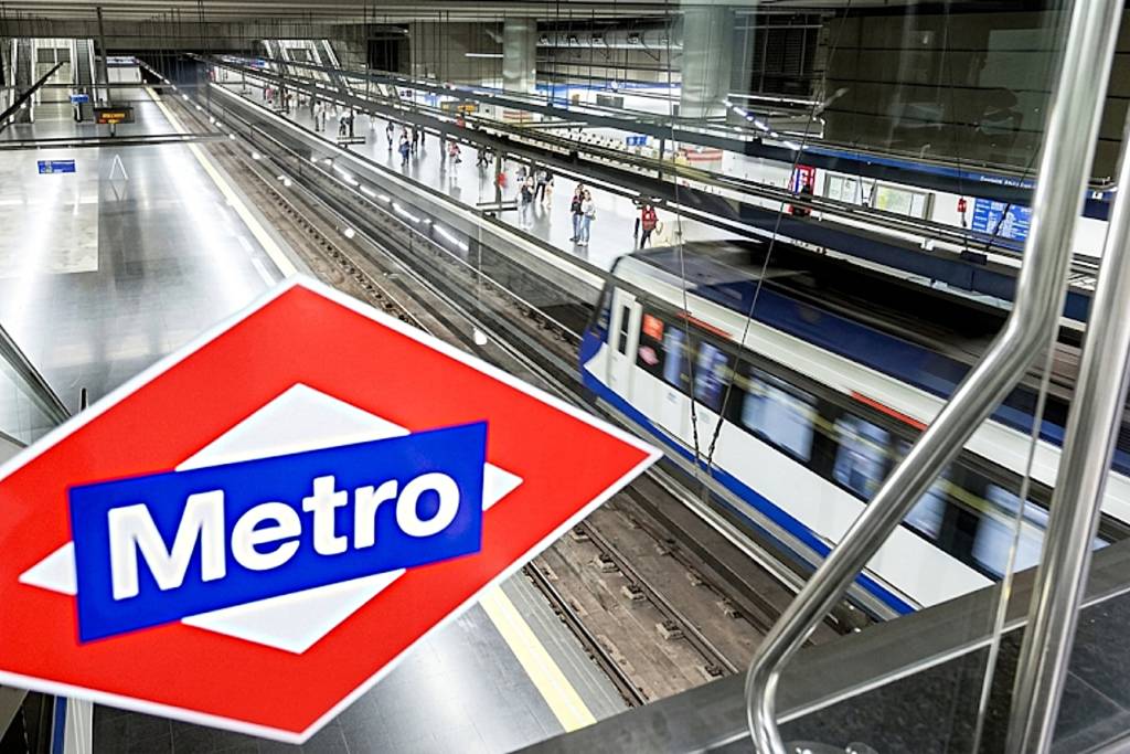 Persona pagando con tarjeta bancaria contactless en un torniquete del Metro de Madrid.