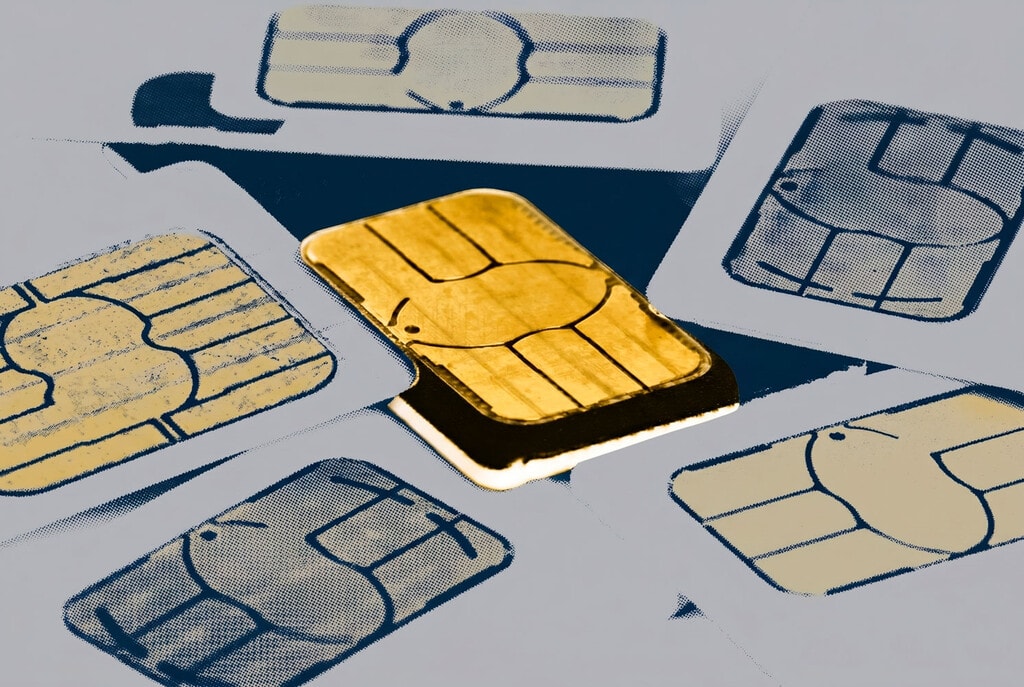 Tarjeta SIM siendo insertada en un teléfono móvil, con un fondo difuminado de un mercado callejero.