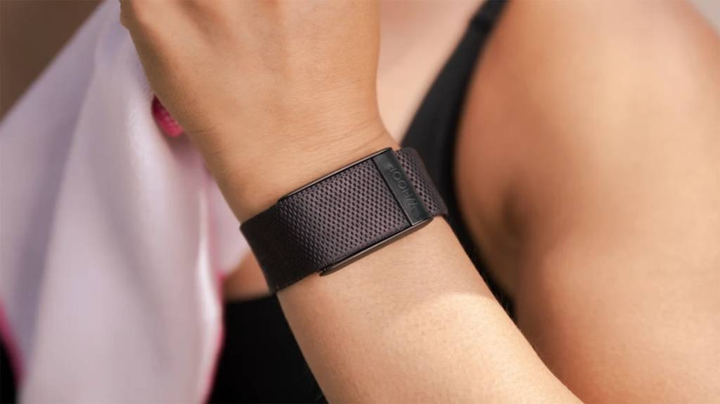 Representación visual de una pulsera de actividad Whoop mostrando datos de salud, con un icono de código abierto superpuesto.