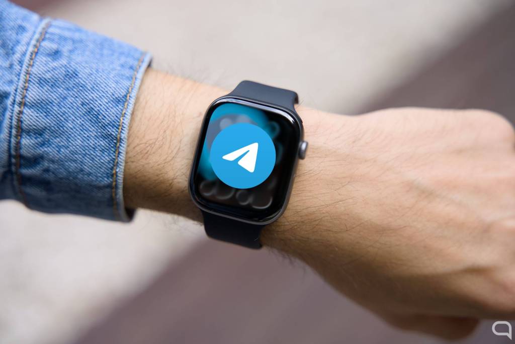 Apple Watch mostrando la interfaz de Telegram, con el fondo de un entorno tecnológico moderno.