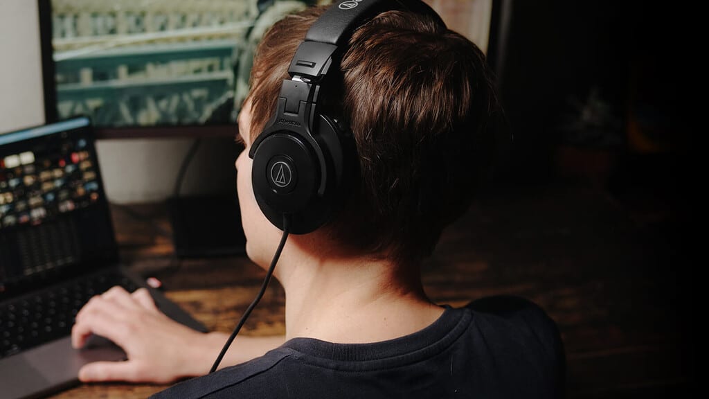 Auriculares con cable de alta fidelidad sobre un escritorio tecnológico.