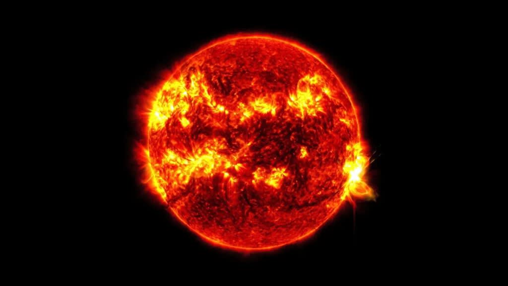 Visualización artística de una erupción solar con análisis de datos superpuestos.