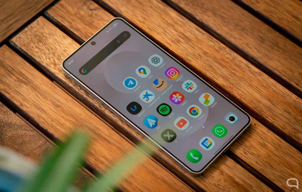 Un smartphone Samsung Galaxy con una interfaz de inteligencia artificial en pantalla