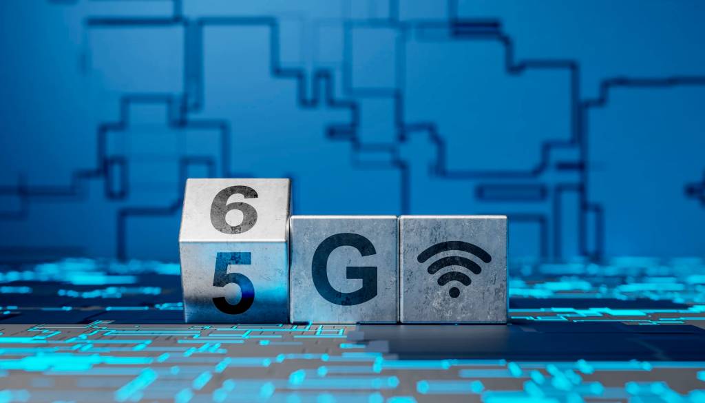 Representación abstracta de señales de red 6G fluyendo a través de un paisaje urbano futurista en España.