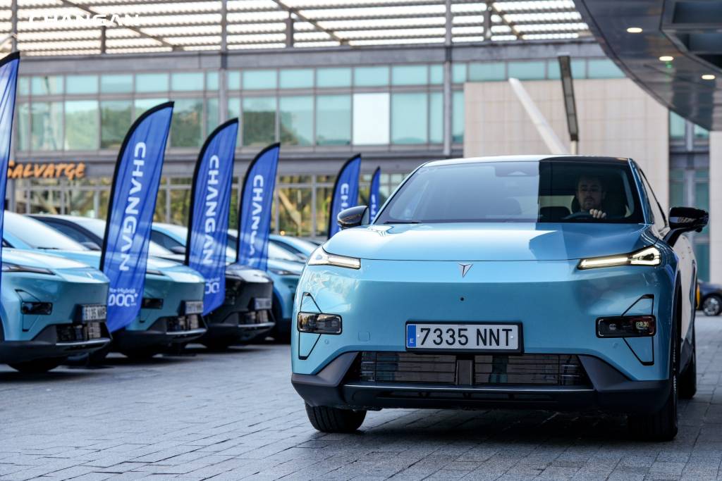 Changan Deepal S05 PHEV azul en un entorno urbano moderno