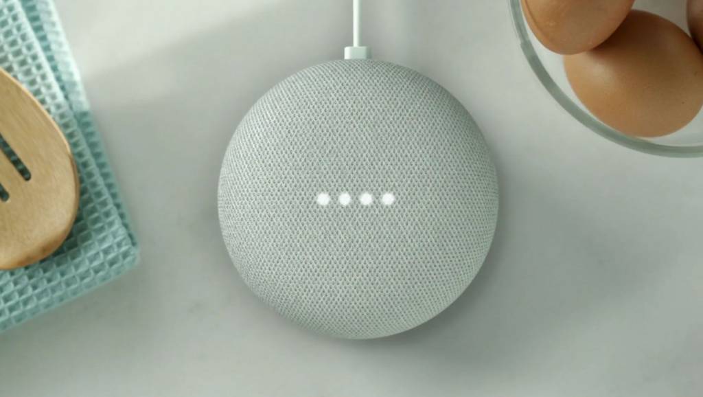 Un altavoz inteligente Google Nest en un entorno doméstico moderno.