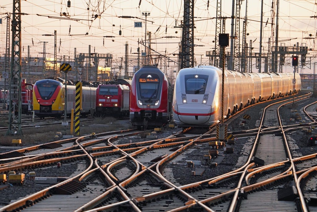 Un tren detenido en una estación alemana con luces de emergencia encendidas debido a un fallo en la red de comunicaciones.