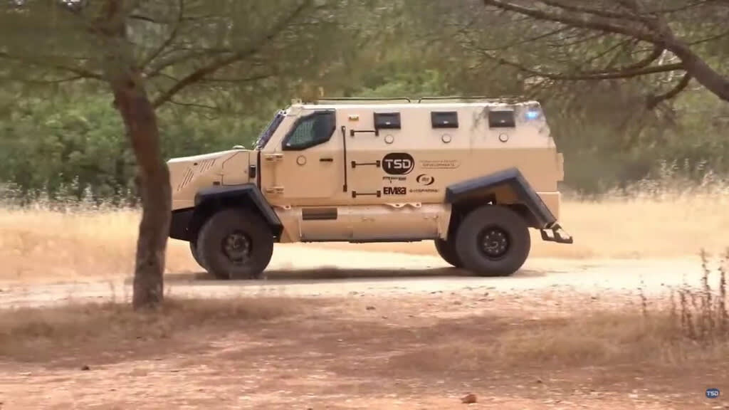 Vehículo blindado táctico TSD Íbero en un entorno militar controlado.