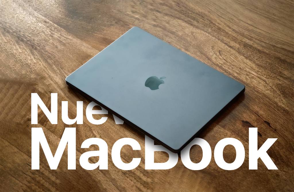 Un MacBook Pro abierto sobre un escritorio moderno, con un enfoque suave en el teclado y la pantalla apagada.