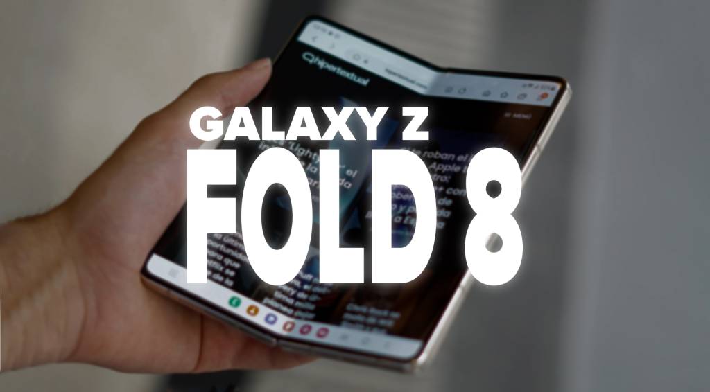 Un smartphone Samsung Galaxy Z plegable abierto, mostrando su pantalla interior expansiva, con un fondo ligeramente desenfocado de un entorno tecnológico moderno.