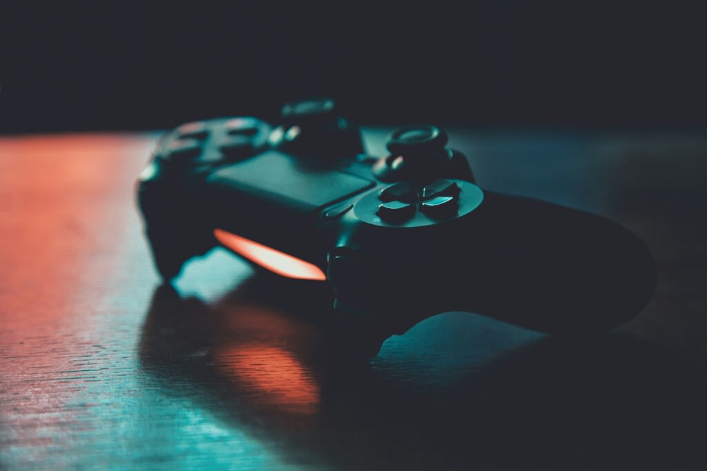 Consola PlayStation con juegos digitales mostrados en pantalla, simbolizando la transición del formato físico al digital.