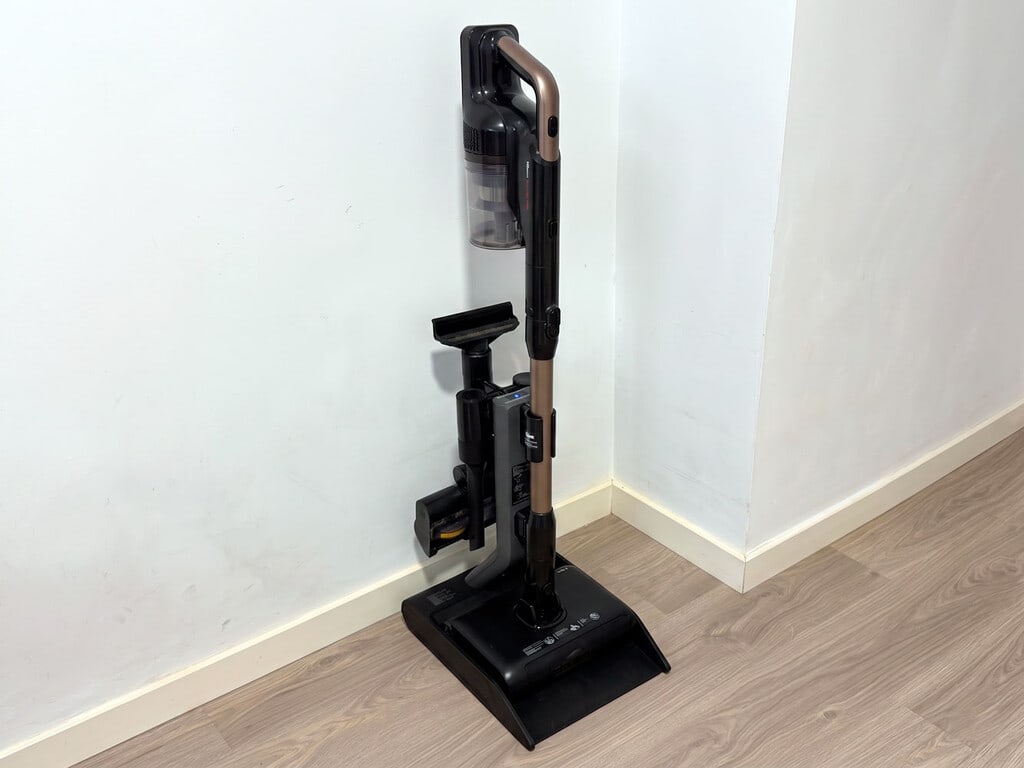 Una aspiradora escoba Dreame Z30 Pro Aqua con su base de carga y accesorios, lista para la limpieza del hogar.