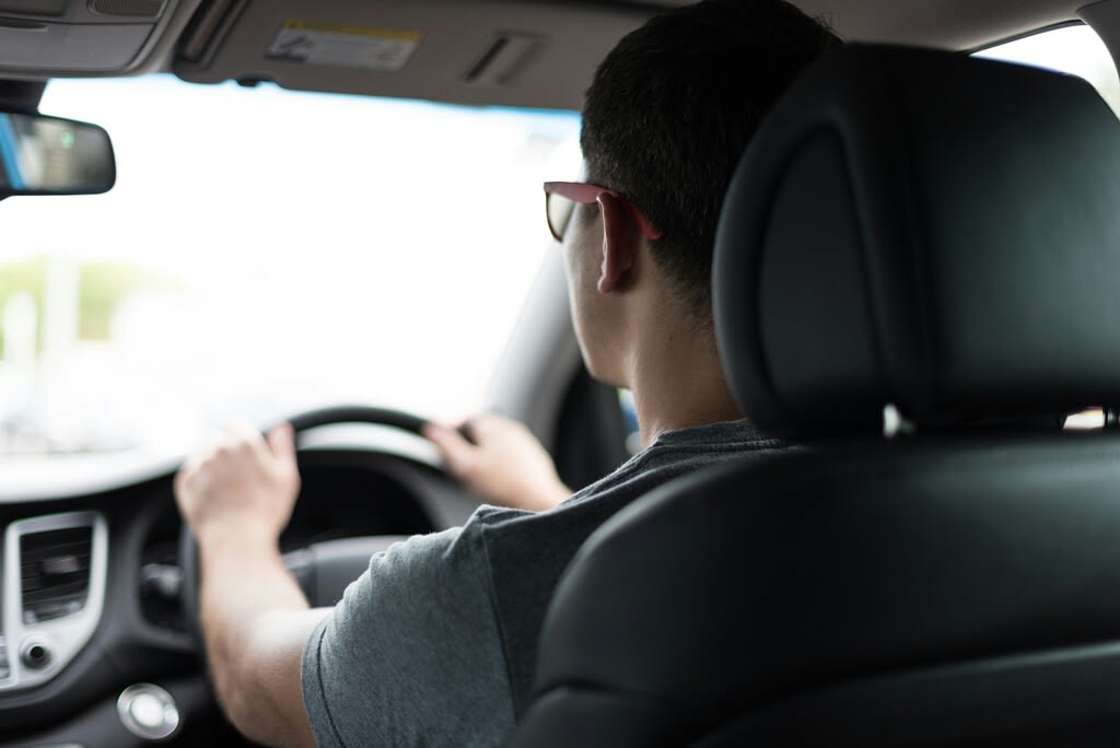 Persona obteniendo licencia de conducir un coche automático.